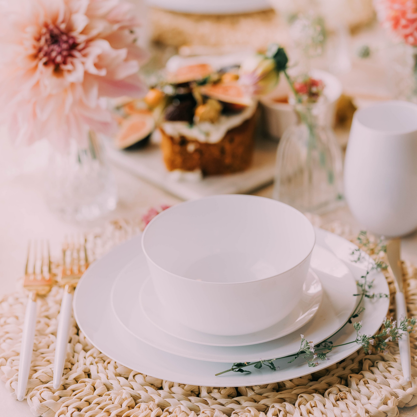 10 In. Trend White Plastic Plates - 10 Ct.