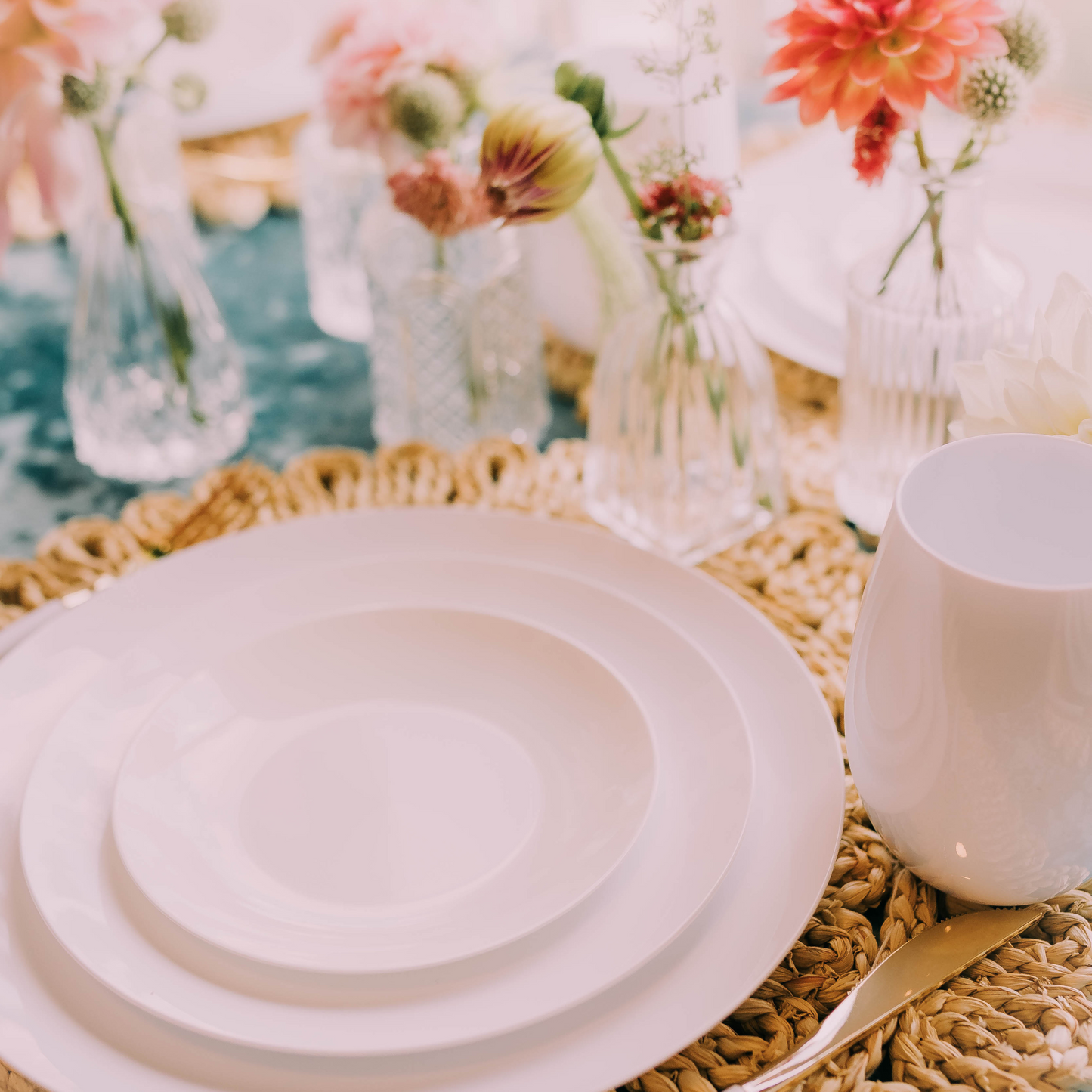 10 In. Trend White Plastic Plates - 10 Ct.