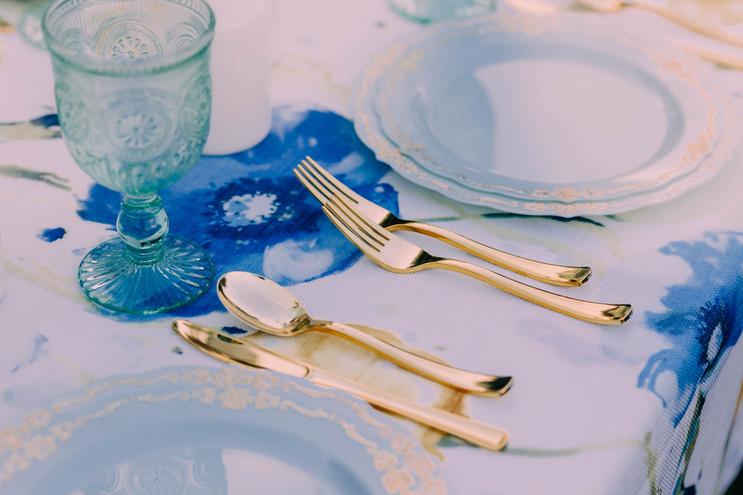 10 In. Robin Blue Victorian Design Plates - 20 Ct.