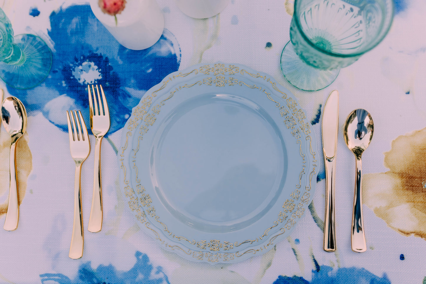 10 In. Robin Blue Victorian Design Plates - 20 Ct.