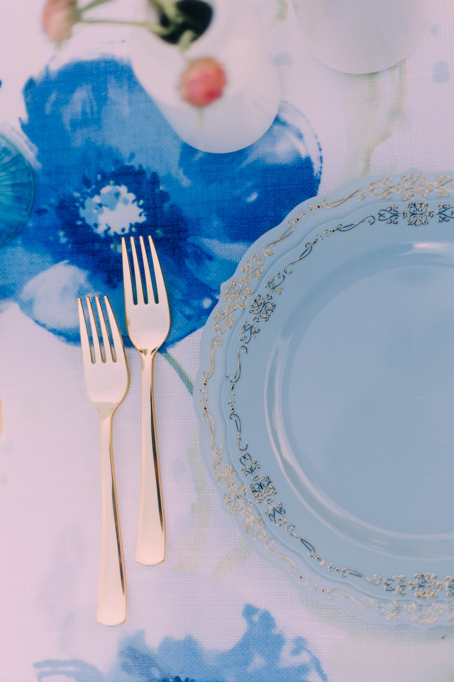 10 In. Robin Blue Victorian Design Plates - 20 Ct.